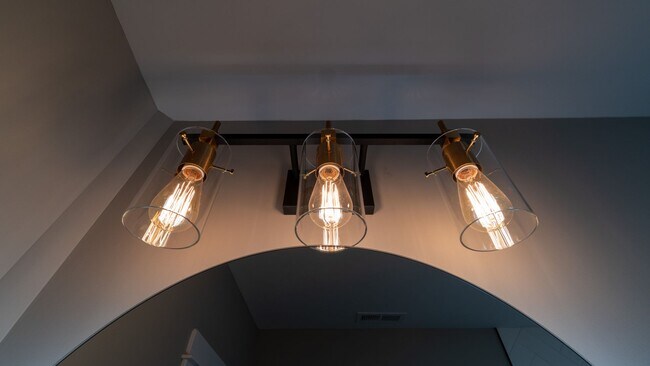 Building Photo - Contemporary 2-Bed, 2-Bath Garden Apartment in Uptown – Move-In Ready!