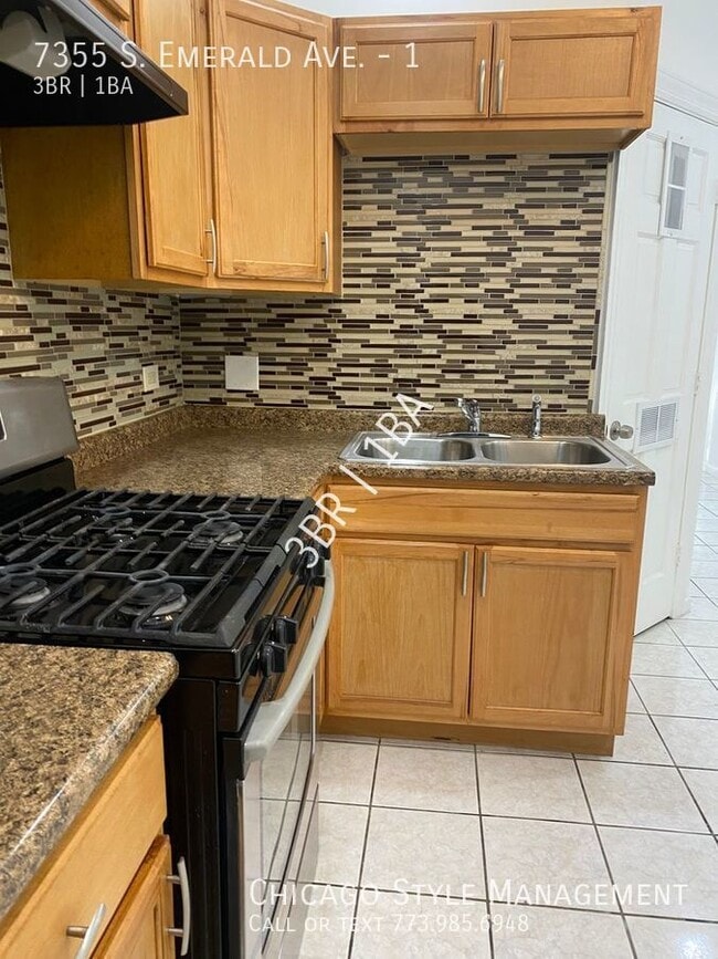 Building Photo - Generous Living Space