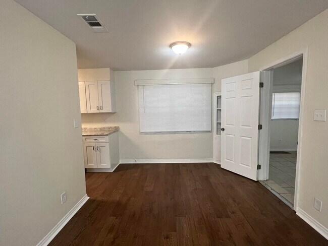 Building Photo - 3422 Miami Dr