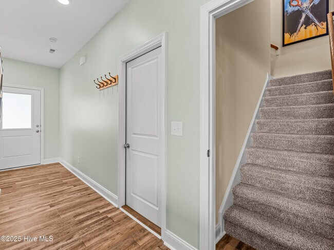 Building Photo - 151 Broadleaf Dr