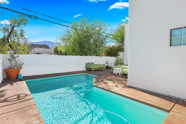 Building Photo - 53980 Avenida Mendoza