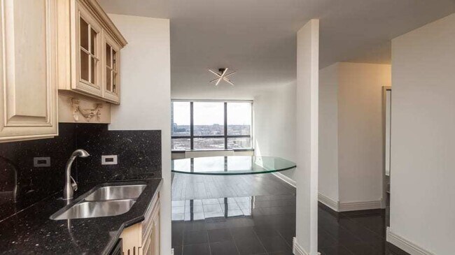 Building Photo - 5415 N Sheridan Rd