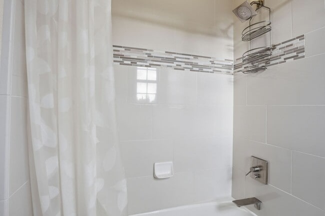 Building Photo - Gorgeous 2 Bed, 2.5 Bath Townhome in Exclusive Reflection Community!