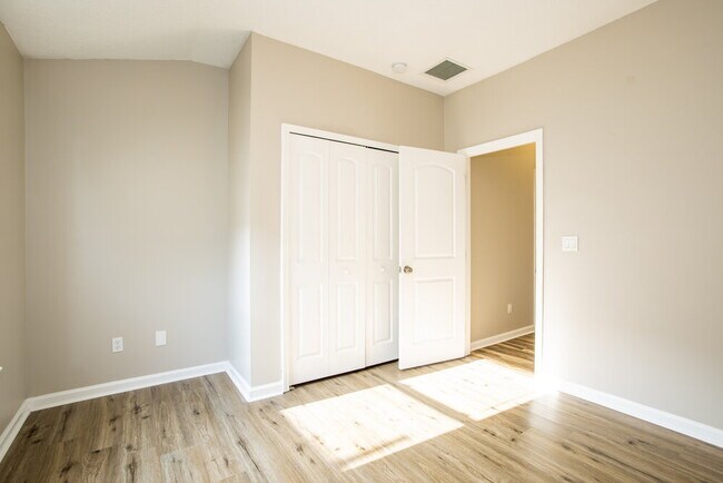 Building Photo - 906 Thoroughbred Dr