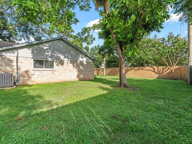 Building Photo - 9811 Charter Ridge Dr