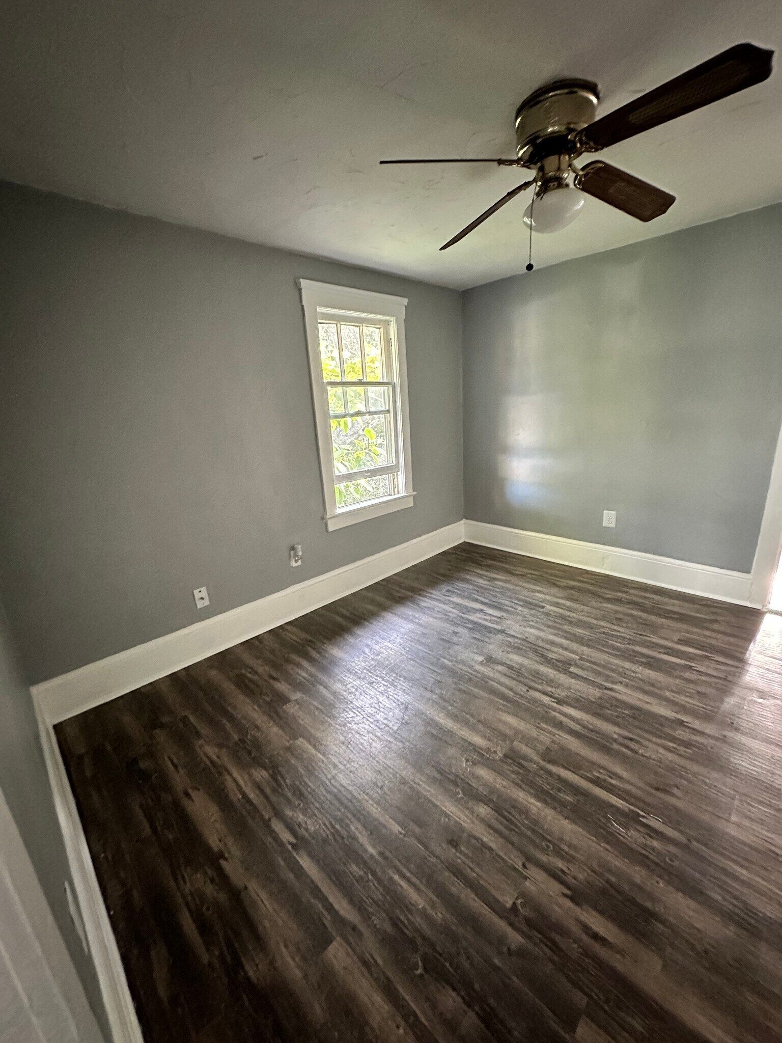 Building Photo - 827 N Oleander Ave