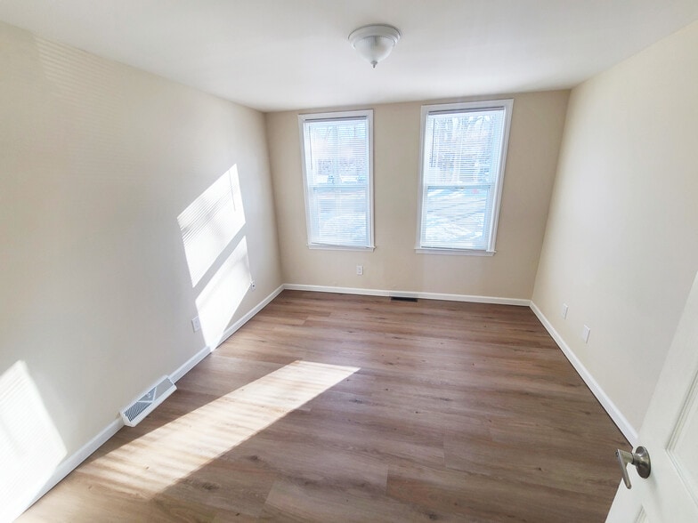 Berdoom 1 - 137 Long Hill Ave