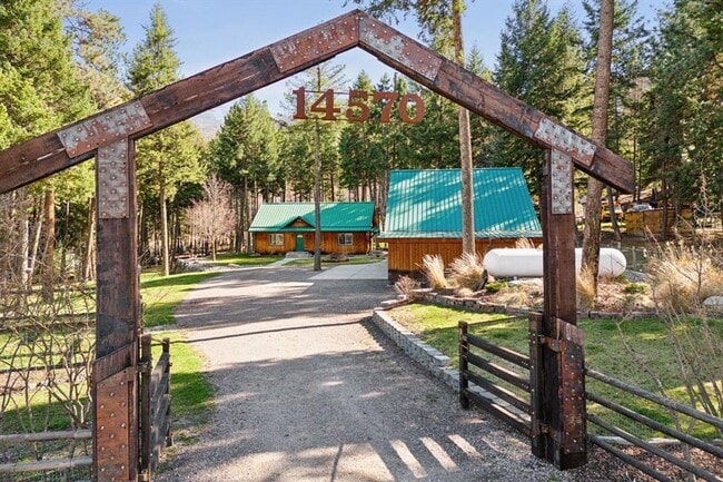 Building Photo - Lolo 4 bedroom, 2 bath, 2,520 Sq. Ft. home...