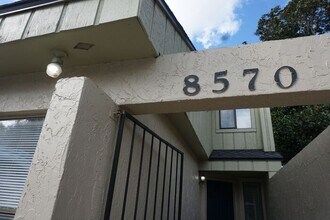 Building Photo - 2 Bedroom Townhome Near NAS