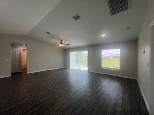 Building Photo - **INQUIRE ABOUT SPECIAL*** 3 bedroom/ 2 bath in NE Cape Coral- Gator CIrcle - Available Now