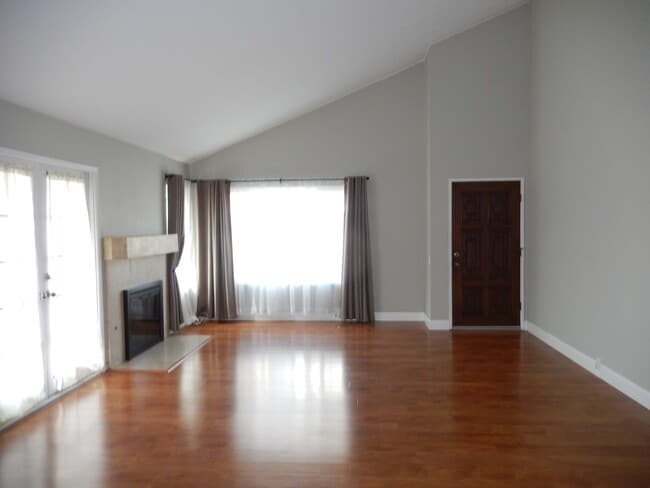 Building Photo - Updated 2Bed/ 2Bath Condo In Rancho Bernar...