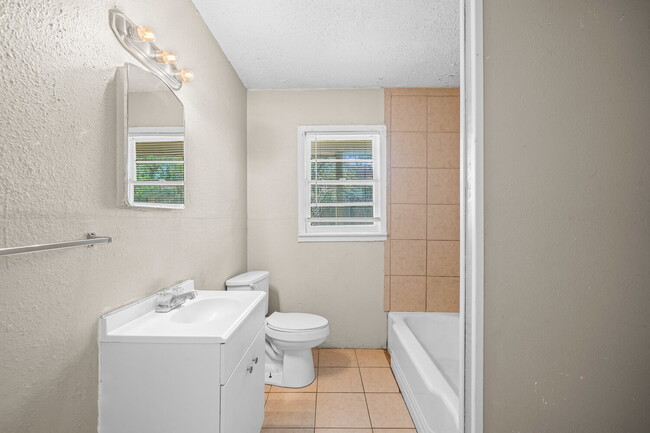 Building Photo - Cute 2 Bedroom Duplex, Minutes from TTU & ...