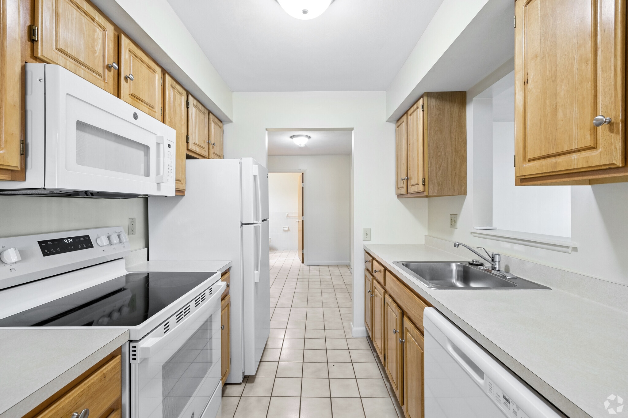 1BR, 1BA - 900SF - Kitchen - Willow Stream Apartments North
