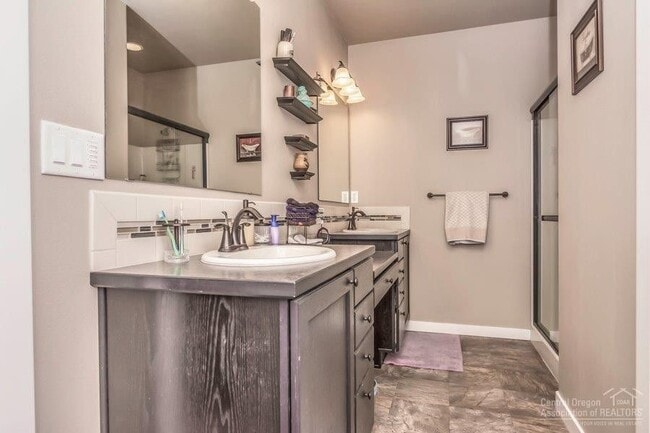 Building Photo - 4368 SW Umatilla Ave