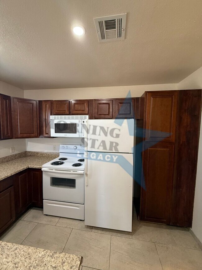 Building Photo - 2-Bedroom Townhome Apartment - Available Now!