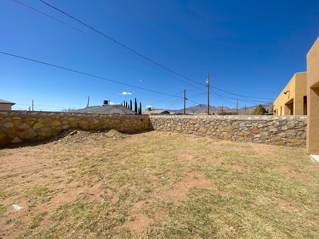 Building Photo - 5710 Saluki Dr