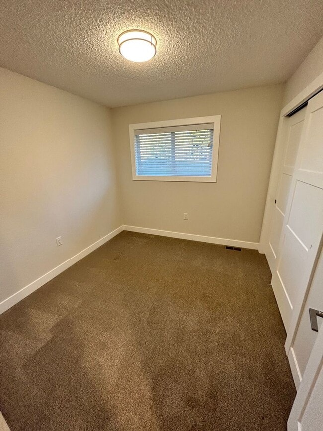 Building Photo - Rare 5-bedroom House with 1 Car Garage in Everson.