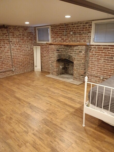 Non working fireplace - 2329 Clermont St