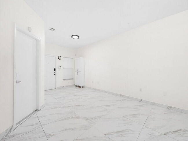 Building Photo - 7923 N Southwood Cir