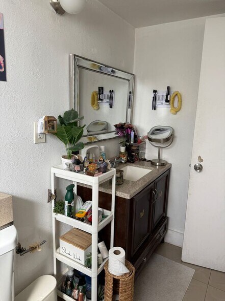 Building Photo - 142 SW 18th Ave