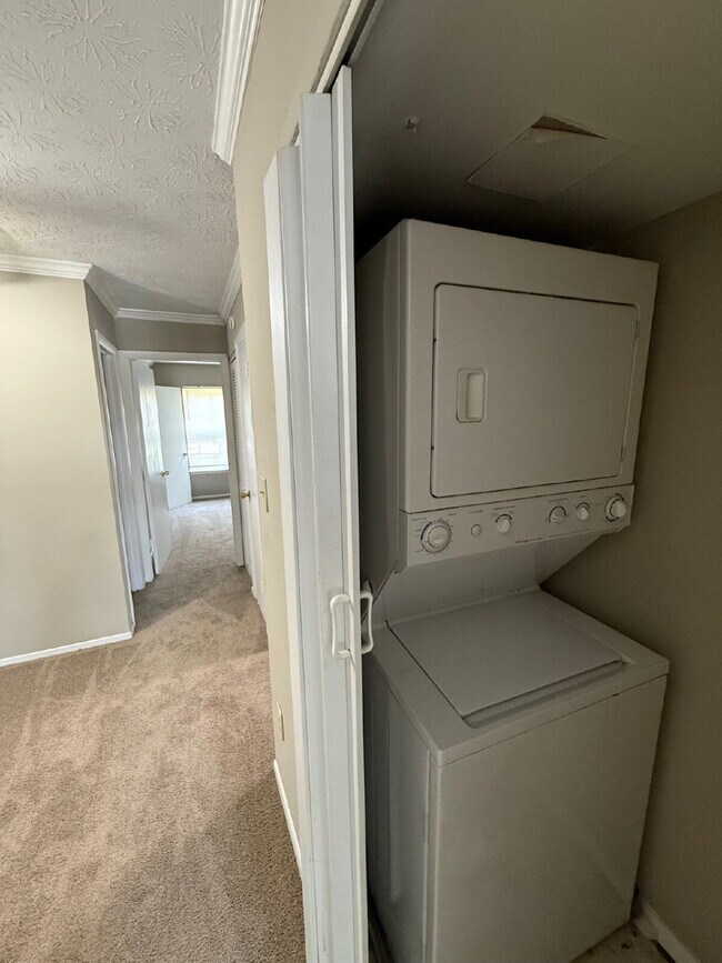 Building Photo - Oversized 1 Bedroom Upstairs Apartment For Rent!