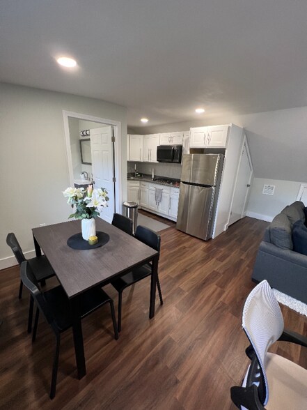 Building Photo - 109 Willow Ave