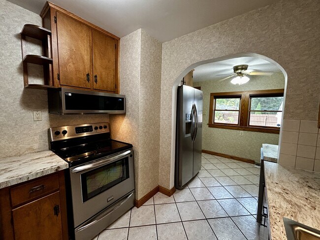 Building Photo - 1023 Sackett Ave