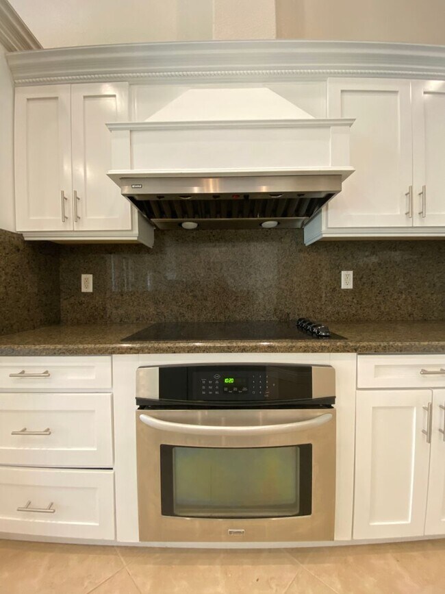 Building Photo - CALVADA VALLEY U.1 - Oakleaf Avenue