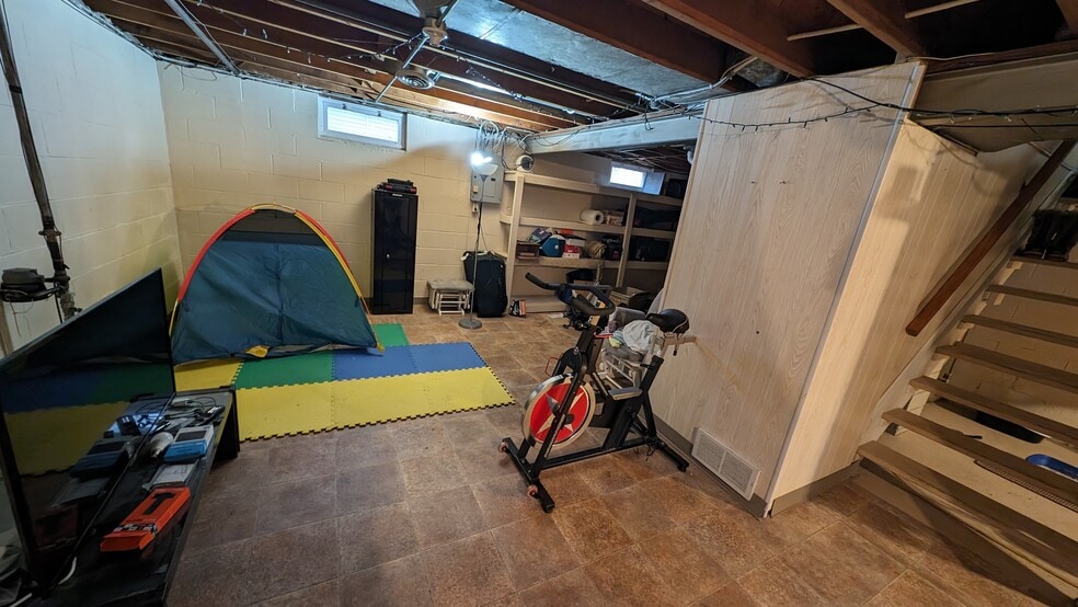 Building Photo - 729 Caroline St