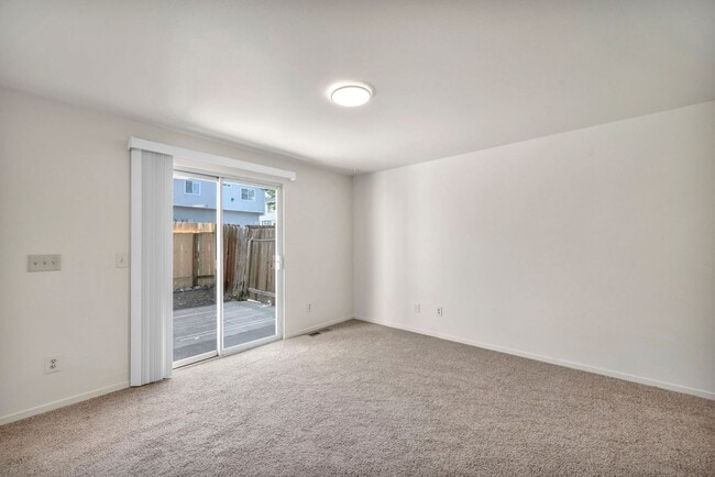 Building Photo - Updated Three Bedroom Townhome