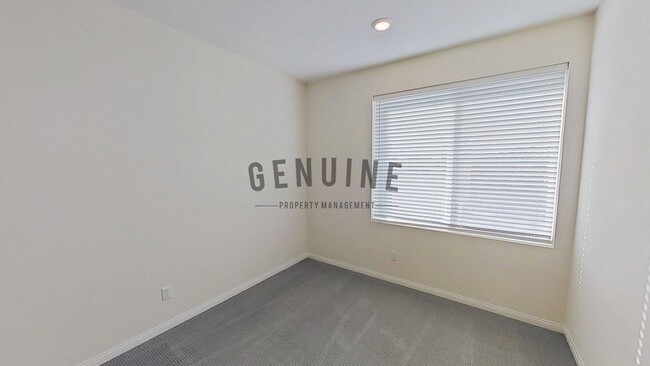 Building Photo - Beautiful Tri-Level 3Bd 2.5Ba Townhome in ...