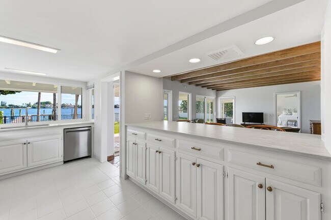 Building Photo - 3208 N Flagler Dr