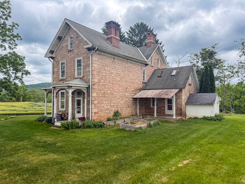 Building Photo - 261 Hopeland Rd