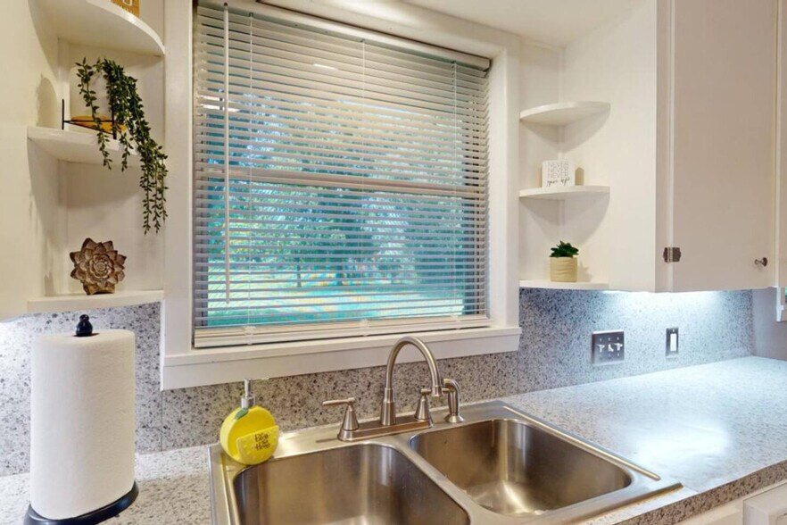 Building Photo - 118 Miller St