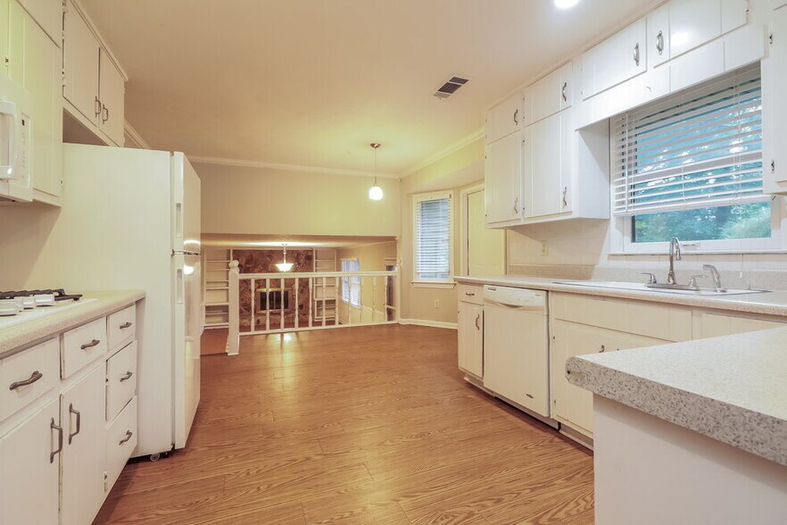 Building Photo - 564 Clubhouse Dr SE