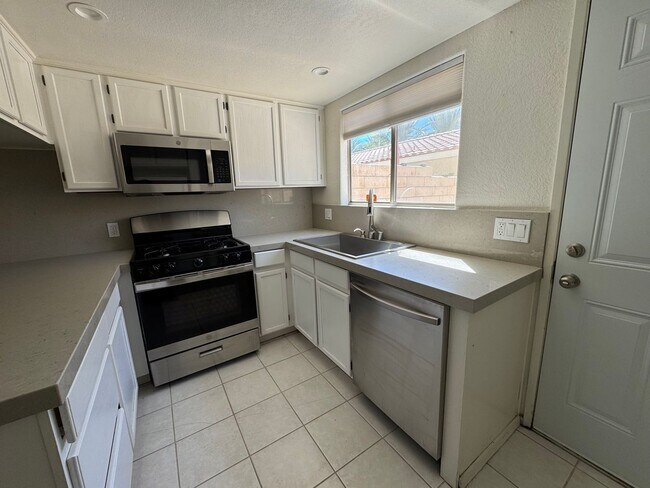 Building Photo - Beautiful Palm Desert Gem!