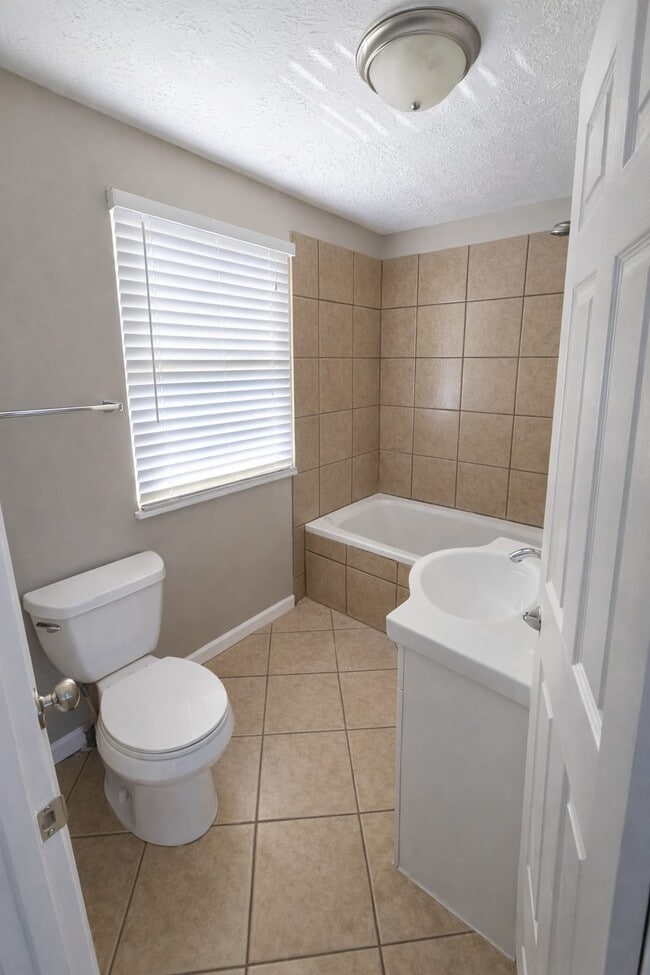 Building Photo - 1260 Komura Ct