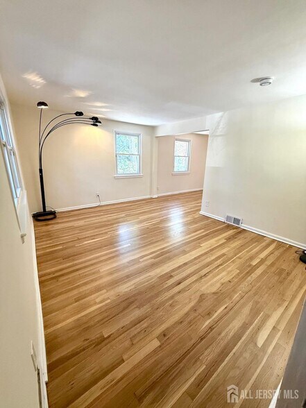 Building Photo - 265 Newman St