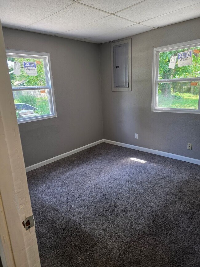 Building Photo - Nice 3BD/1BA