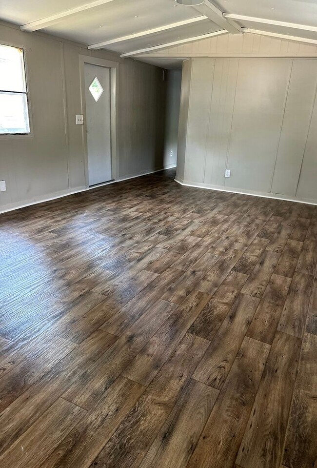 Building Photo - Spartanburg 2 bedrooms. $800 a month Call 803-537-0185. No pets.