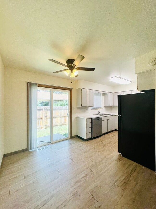 Building Photo - GREAT LOCATION! 2Bed, 1 Bath Bright and Sp...