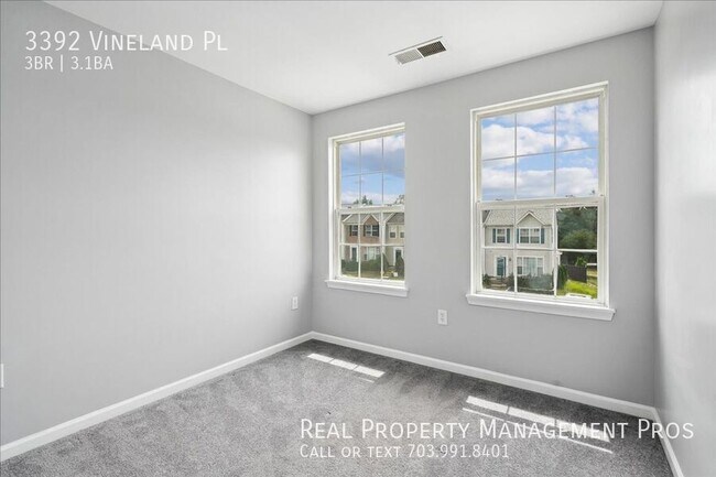Building Photo - 3392 Vineland Pl