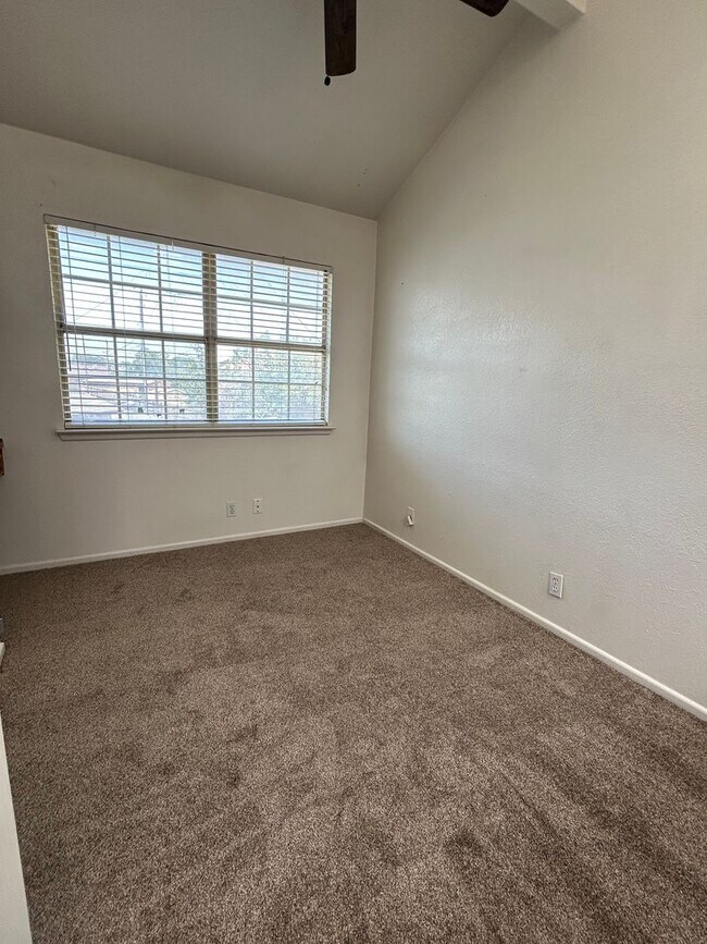 Building Photo - Two Story Townhouse in Esmond Estates
