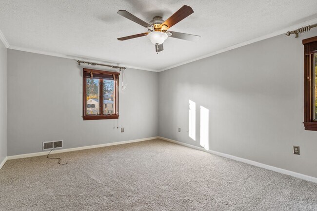 Building Photo - Spacious 4 Bed 2.5 Bath Home Located in North Hills School District - Available September 1st!