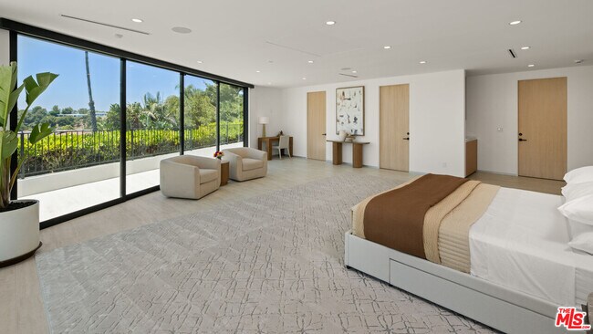 Building Photo - 365 Trousdale Pl