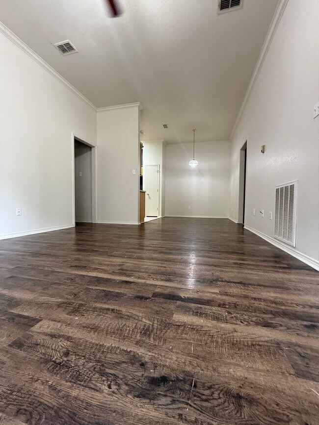 Building Photo - 3/2/2 - MODERN Updates - Fresh Paint & Flooring