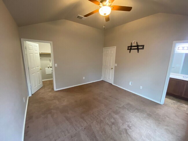 Building Photo - 3/2 Single Story ~ Conveniently located to...