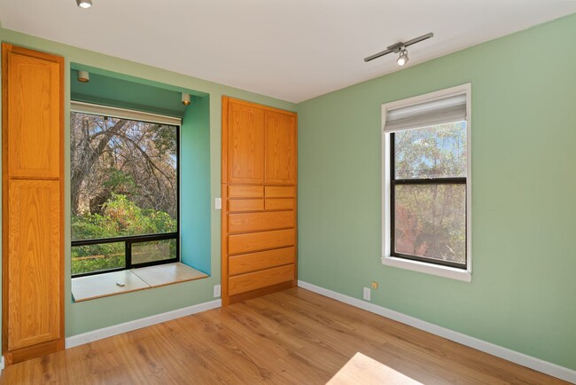 Building Photo - 3 Bedroom 1 Bath