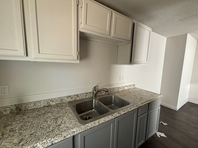 Building Photo - Charming 3 bed 1 bath house!