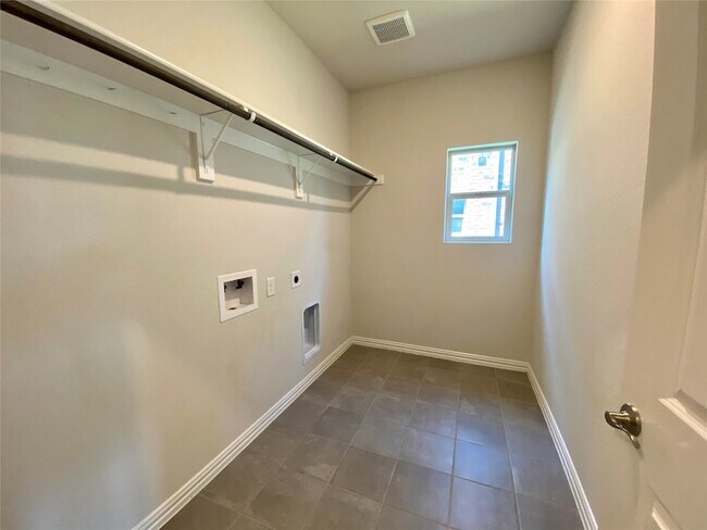 Building Photo - 1800 Canyon Ln